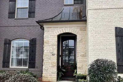 Image de 3 bdr & 3. 5 baths condo off S. Lamar and minutes from The Square and Ole Miss!