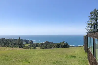 Image de Amazing ocean views, relaxing home surrounded by nature.