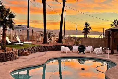 Image de Trendy Getaway + Pool, Spa, Game Room, Views