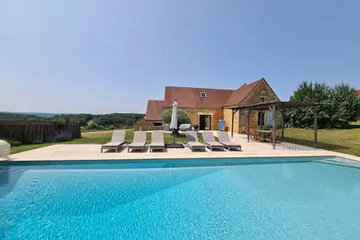 Image de Charmante grange avec grande piscine chauffée, climatisation et vue*****