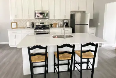 Image de New & Modern South Haven Beach House