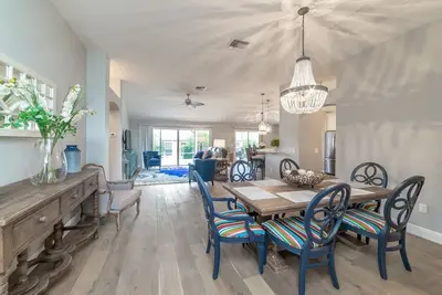 Image de 3 Bdrm, 2 Bath Home with Golf Cart & WiFi Close to Pools.