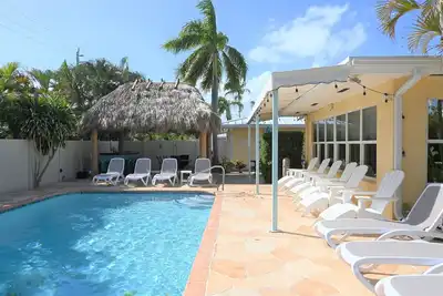 Image de Edens Reef- 5br/5. 5 bath home with pool, tiki huts close to Beach