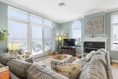 Image de Penthouse #10 Overlooking Harbor Point & Downtown - Covered Parking, Elevator