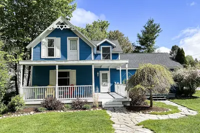 Image de Deja Blue // Experience Up North - Fun Cottage for Friends + Family! A/C/Wifi