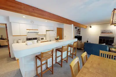 Image de Lakeside Club #24 -Convenient Location - Short Drive to the Slopes!