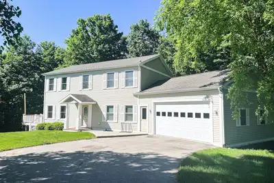 Image de Comfortable & Spacious Home in Harbor Springs - Minutes from the Ski Hills! !