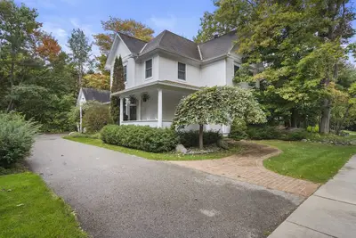 Image de Downtown Harbor Springs! Second St- Sleeps 10+ walk to Main St! 1/4 mile! !