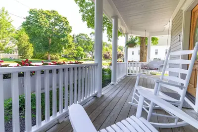 Image de Villa East - Main Street! 4bdr 3. 5bath - Sleeps 10!