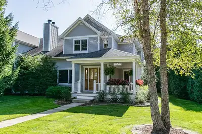 Image de Villa West - Main Street - Downtown Harbor Springs!