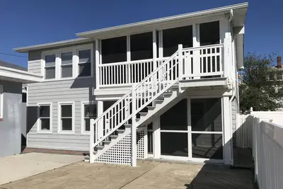 Image de Newly remodeled 2 Bedroom, 1 Bath, first floor condo.