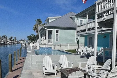 Image de Cozy Waterfront Paradise- New Pool, Firepit, massage chair, 100yd to Little Bay
