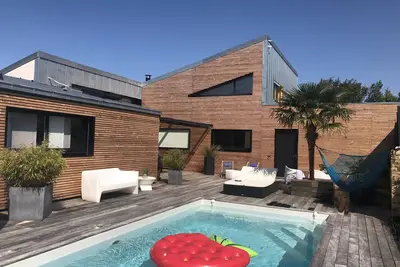 Image de Villa avec piscine et jaccuzzi au bord de l'eau