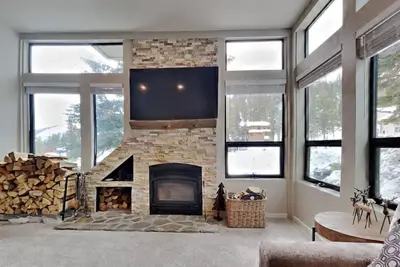 Image de Deluxe Condo Just Steps to Mammoth Mountain - Close to Ski Slopes and Free Village Gondola! (Unit 511 at 1849 Condos) by RedAwning