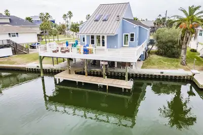 Image de Spacious home on main canal.