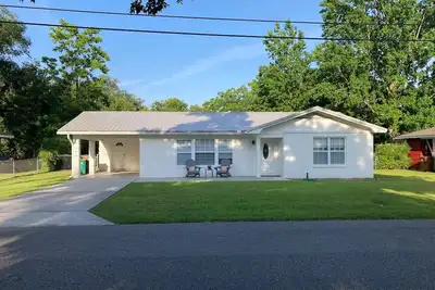Image de Relaxing & Quiet! Walk to Beach, Large Patio, Big Fenced Yard, Pet Friendly