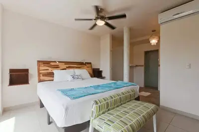 Image de Condo with 3 balconies overlooking 5th Avenue. 4 minute walk to the beach!