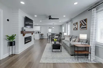 Image de Modern Farmhouse in Downtown Simpsonville, Sc