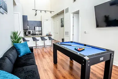 Image de \"Pent House 14\"Free Parking 420 Friendly, Pool Table, 2bd 2 Ba