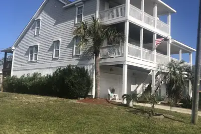 Image de Only one block from the Ocean 🏖️ with nice views from all levels.