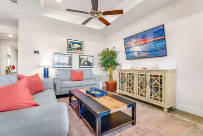 Image de Dog-Friendly, Heated Pool, Water Views, Near City!