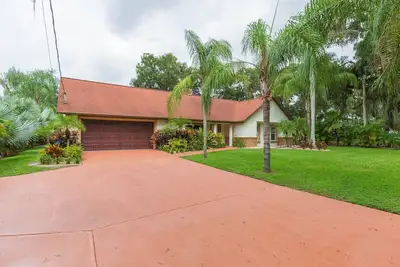 Image de Private Brandon Oasis Family home w\/ Full outdoor kitchen & Bar+ Game room \n