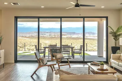 Image de Breathtaking Lake Powell Views from Surf-Themed Home with Hot Tub - Sleeps 14+