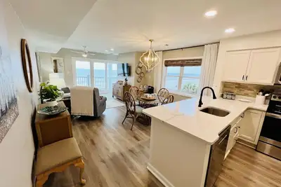 Image de Oceanfront 2 Bd, 2. 5 Bth in Surfside!