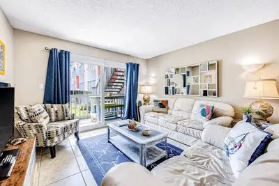 Image de Convenient condo near beach with pool, balcony, & W/D - snowbird-friendly