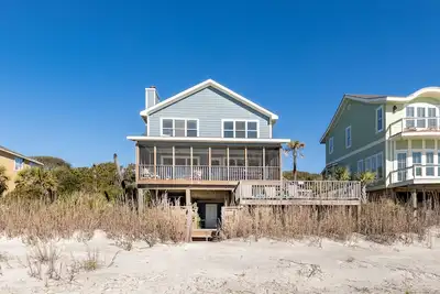 Image de Oceanfront! 7 Bedroom/3 Bath Private Home/Sleeps 16/Sundeck & Screened Porch!