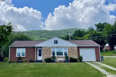 Image de Downtown West Jefferson Cottage- 5 minute walk