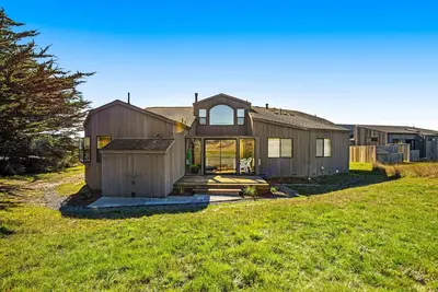Image de Modern, Ocean View Home on the Golf Course w/ Private Hot Tub & 2 Fireplaces