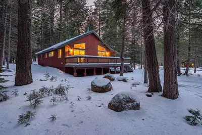 Image de Modern upgraded Tahoe Donner 3br mountain cabin! Pet friendly!