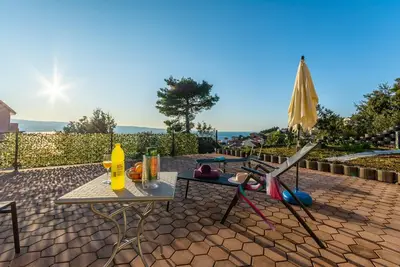 Image de Appartement de deux chambres avec la terrasse et la vue sur le mer Stanici, Omis (A-18676-a)