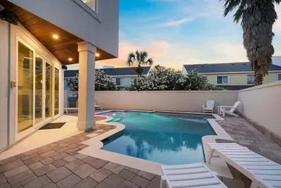 Image de Paradise Found - Huge Home with Views of the Gulf, Rooftop Deck, Private Pool & Hot Tub
