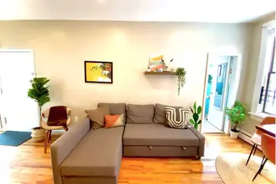 Image de Sunny Modern FamFriendly 4br\/2ba Home 1 stop 2 Nyc