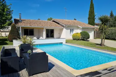 Image de À 10min à pied du port : Meublé de tourisme 4* avec piscine chauffée