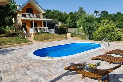 Image de Country house with swimming pool surrounded by pure nature