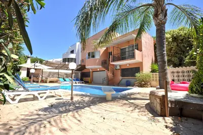 Image de A Spacious Retreat with Prime Location, Private pool, snooker, free A\/C & Wifi
