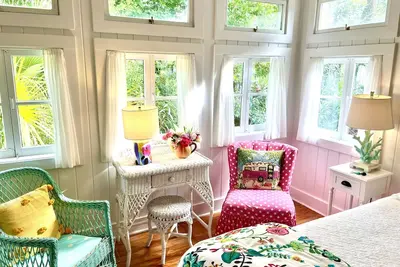 Image de Historic + Renovated Cottage Voted 'Most Quaint on Tybee' by Tybee Cottages
