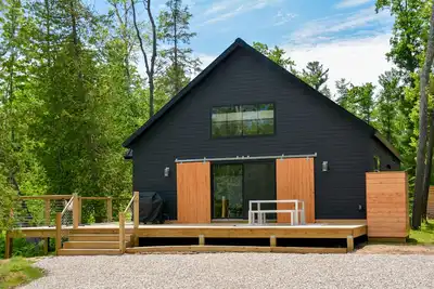 Image de Modern home in Glen Arbor. Steam shower. Walk to lake. Air conditioning.