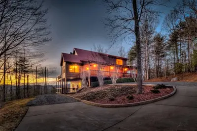 Image de Fire on the Mountain - Mountain Views | 3 Levels of Decks | Outdoor Fireplaces | Hot Tub | Game Room