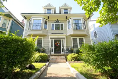 Image de Lovely 3/1, Central Air, in the Heart of Elmwood Village!