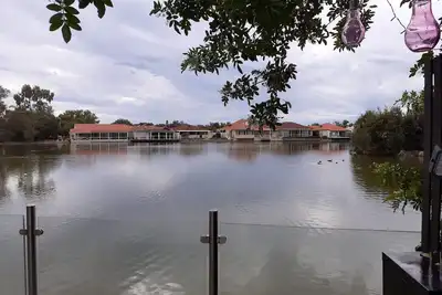 Image de Pet friendly, Lakeside retreat private secluded waterfront cottage with spa