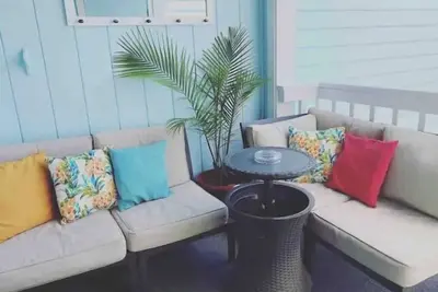Image de Cozy Condo, Balcony, Pool, King Bed, Sofa Bed, free parking, 3 block to beach!