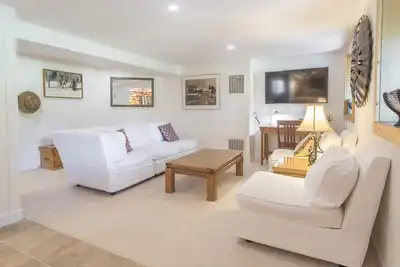 Image de Best Deal, small 2 bedroom unit