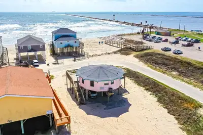 Image de Classic octagon house with excellent beach and jetty views!