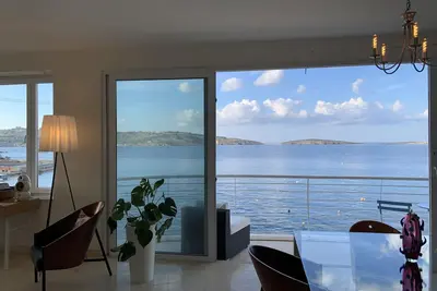 Image de Serene 2 bedroom apartment with breathtaking views right on the water