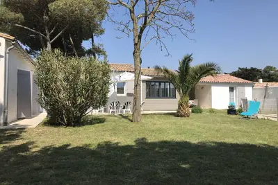 Image de Villa avec piscine, sur terrain arboré, proche des plages