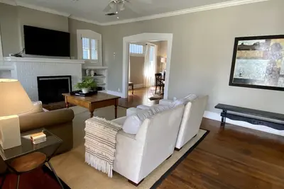 Image de Charming bungalow in the Cultural District, walk to Will Rogers and Dickies Arena